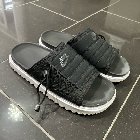Women’s Nike slides - Picture 1 of 2
